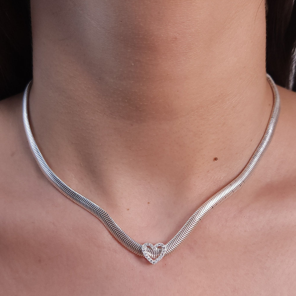 Gargantilha choker lacraia com coração cravejado