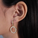 Brinco base dourada com círculo cravejado