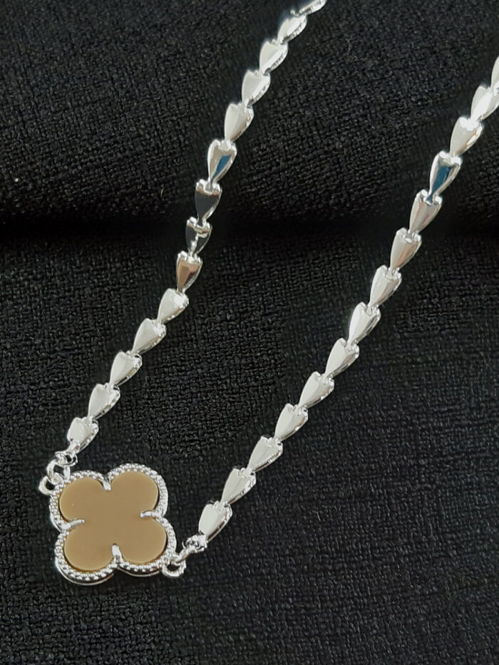 Gargantilha chocker com fio em corações e trevo