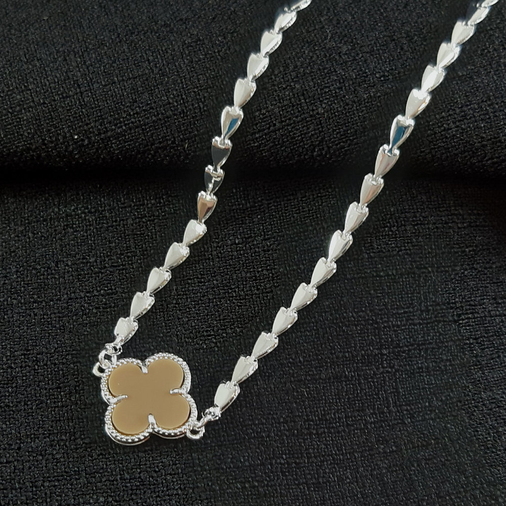 Gargantilha chocker com fio em corações e trevo