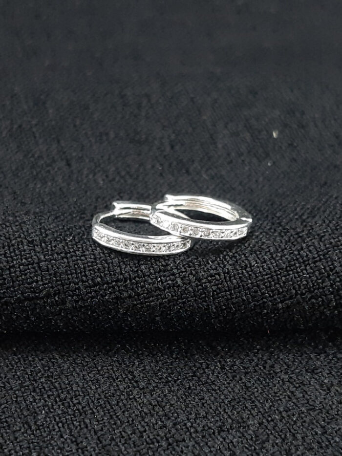 Brinco argola fechada com cristais