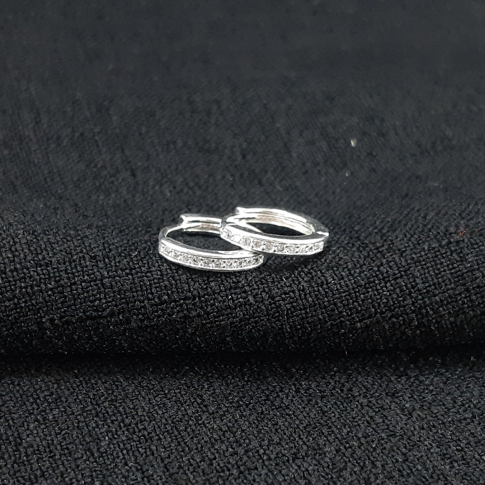 Brinco argola fechada com cristais