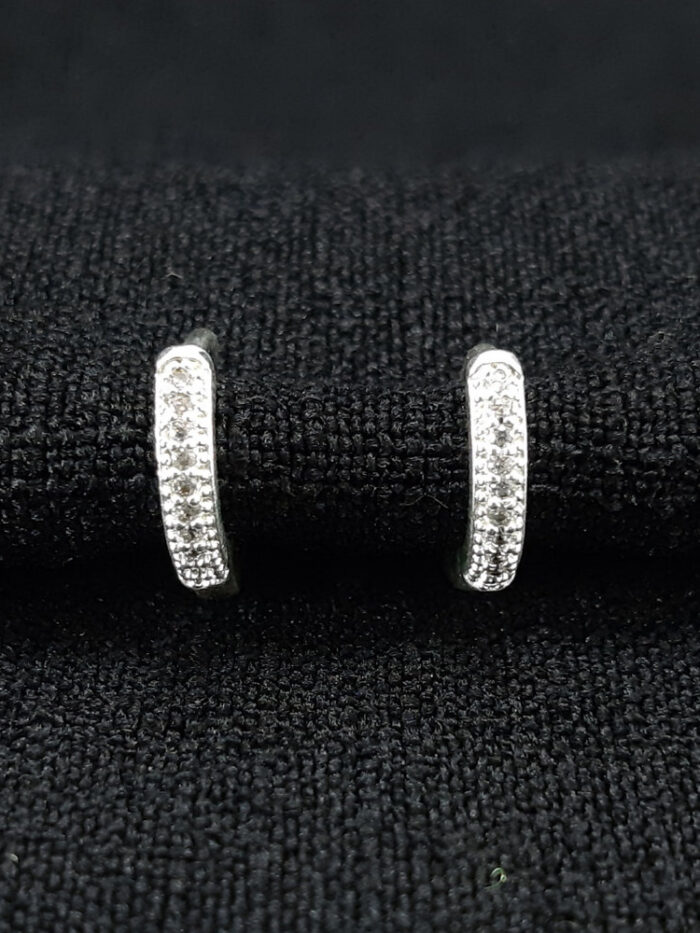 Brinco argolinha frente cravejado