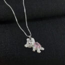 Gargantilha urso detalhado com pedra rosa