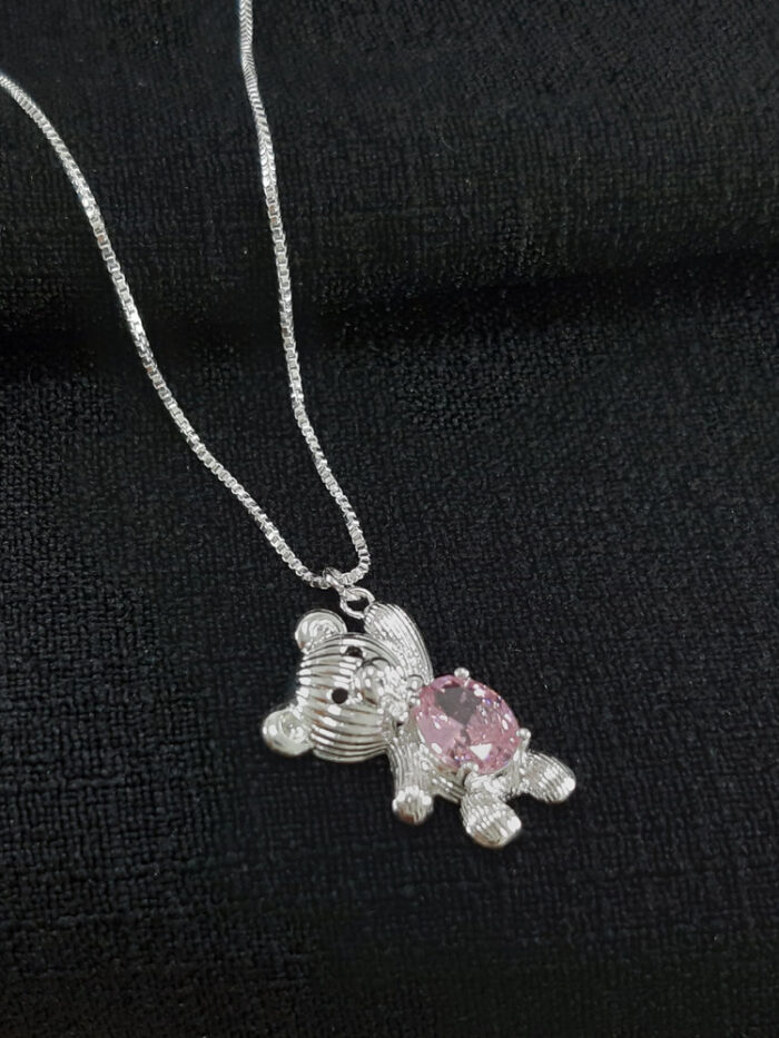 Gargantilha urso detalhado com pedra rosa