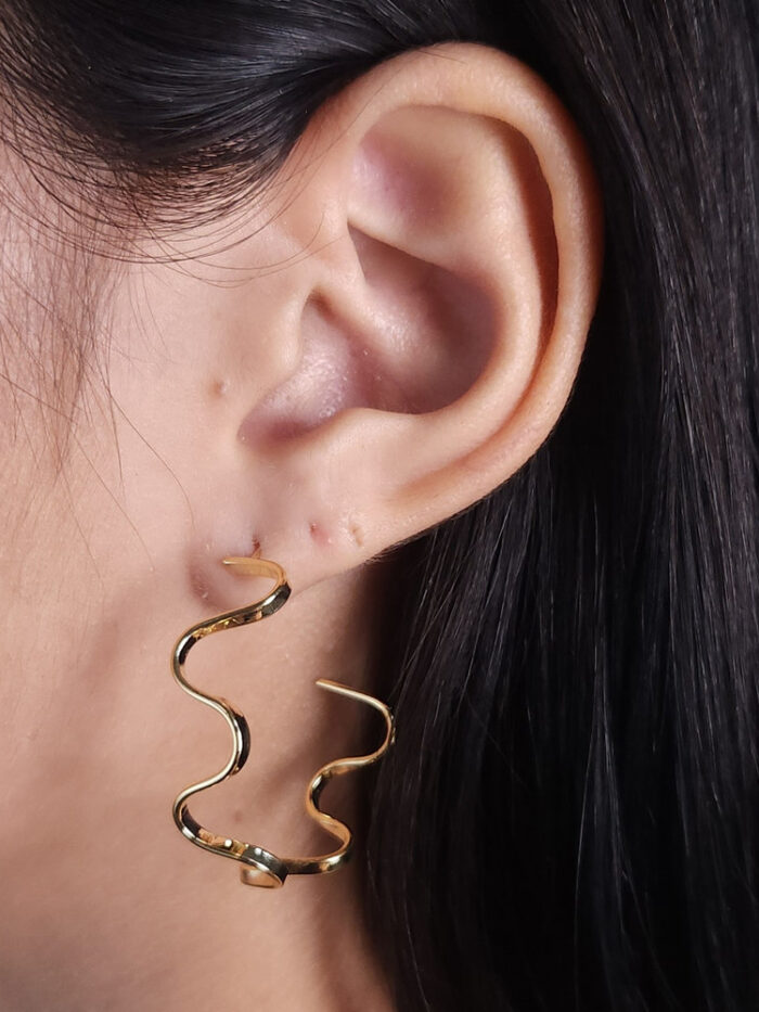 Brinco argola ondulado liso