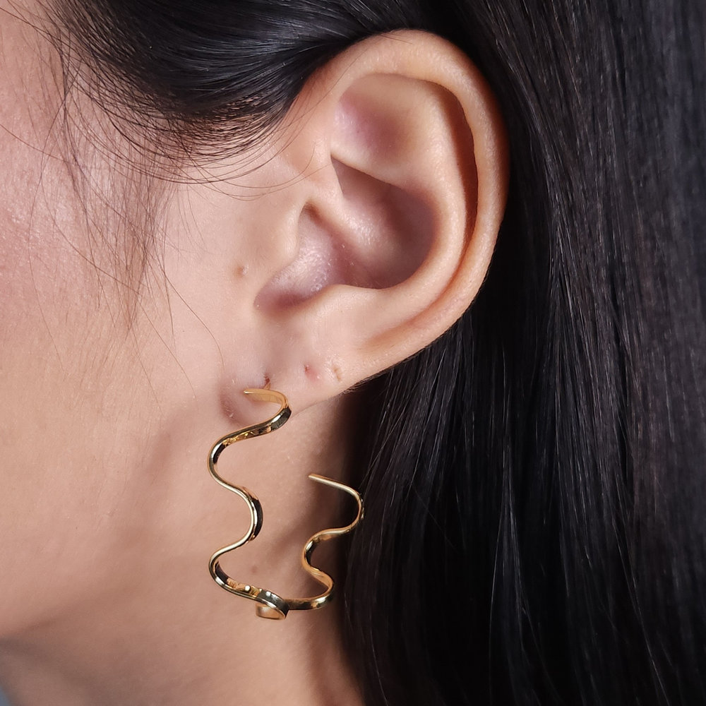 Brinco argola ondulado liso