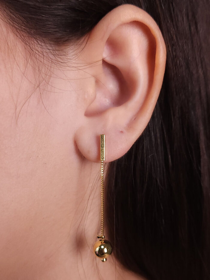 Brinco faixa pêndulo bola dourada