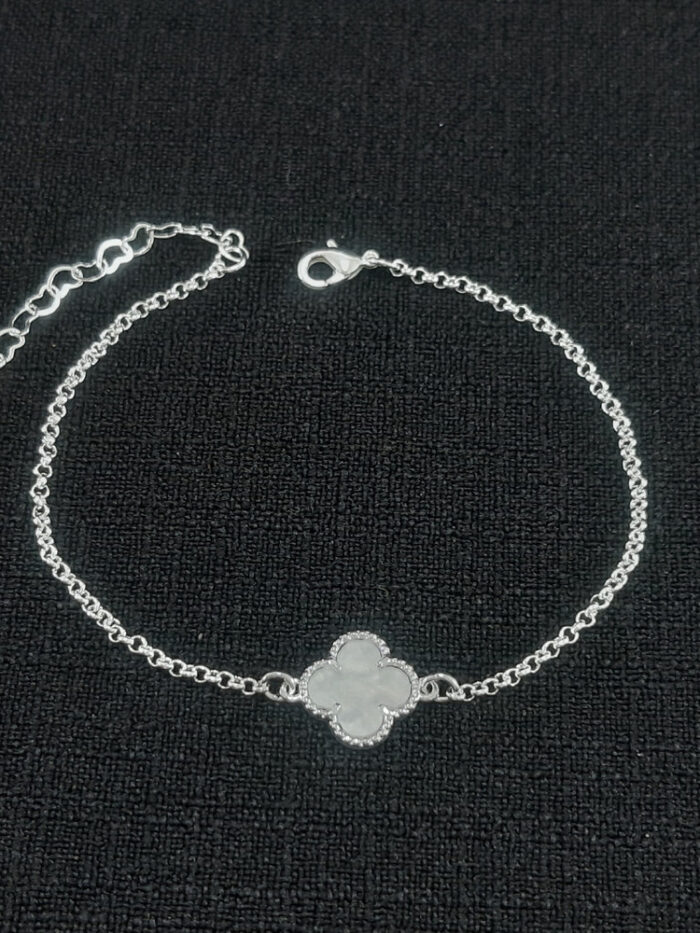 Pulseira trevo branco central