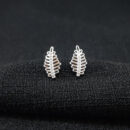 Brinco estilo folha fio cravejado detalhe vazado