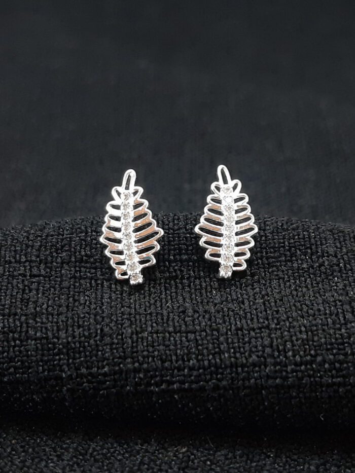 Brinco estilo folha fio cravejado detalhe vazado