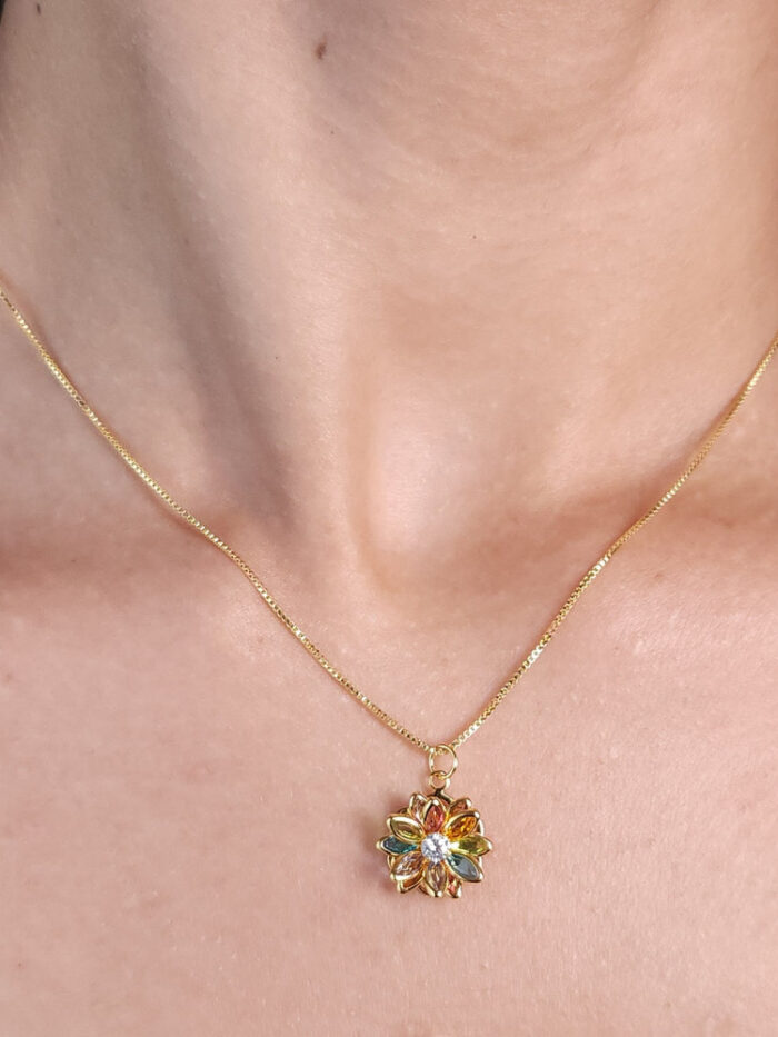 Gargantilha flor colorida com ponto de luz