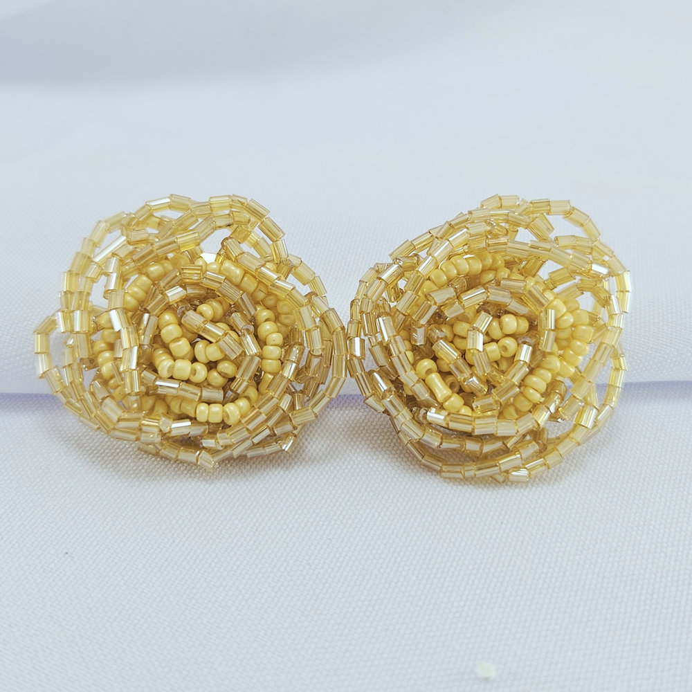 Brinco formato flor trabalhado - Imagem 4