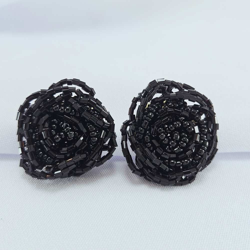 Brinco formato flor trabalhado - Imagem 5