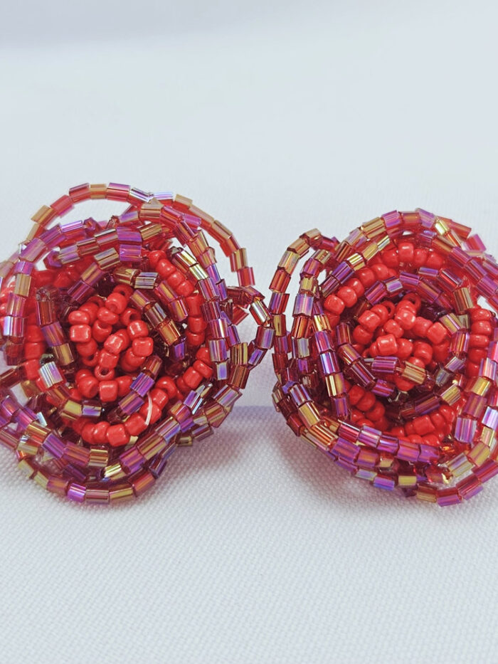 Brinco formato flor trabalhado