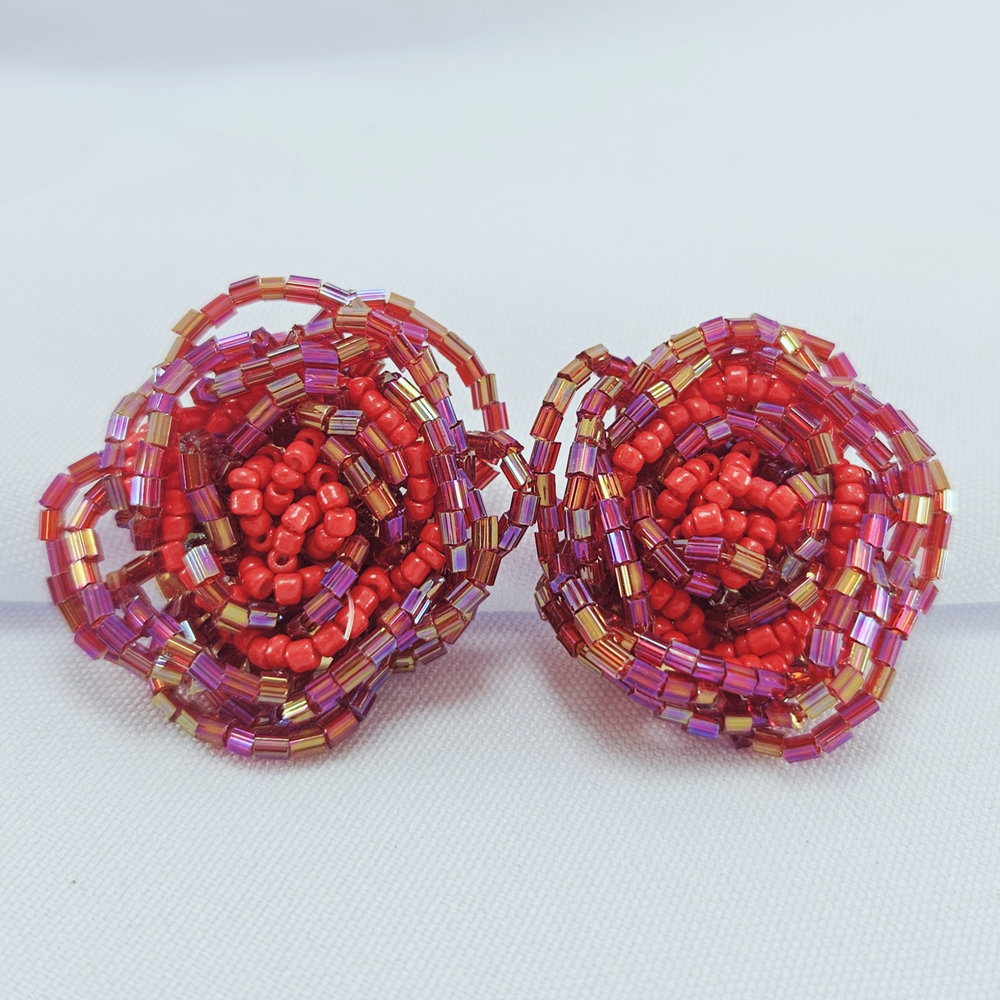 Brinco formato flor trabalhado