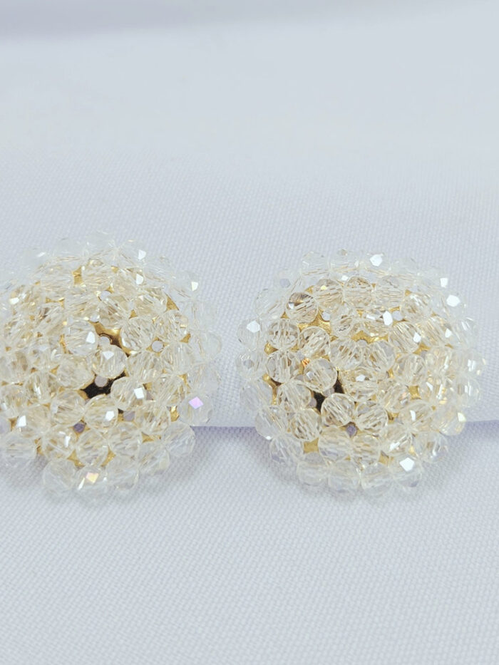 Brinco redondo bolinhas detalhadas