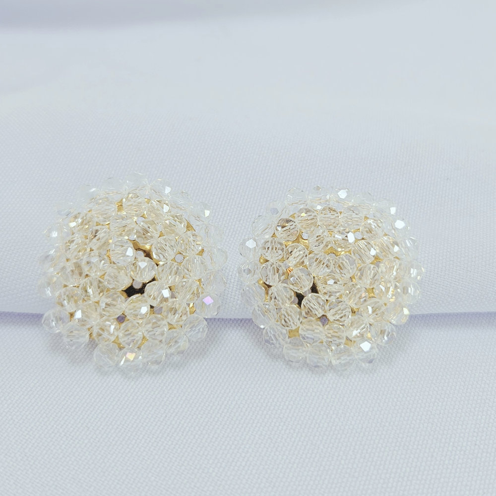 Brinco redondo bolinhas detalhadas