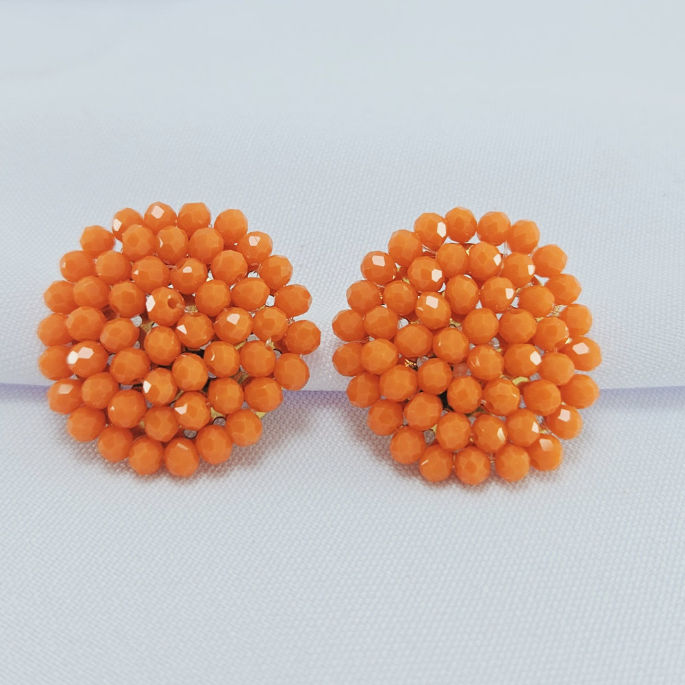 Brinco redondo bolinhas detalhadas - Imagem 3