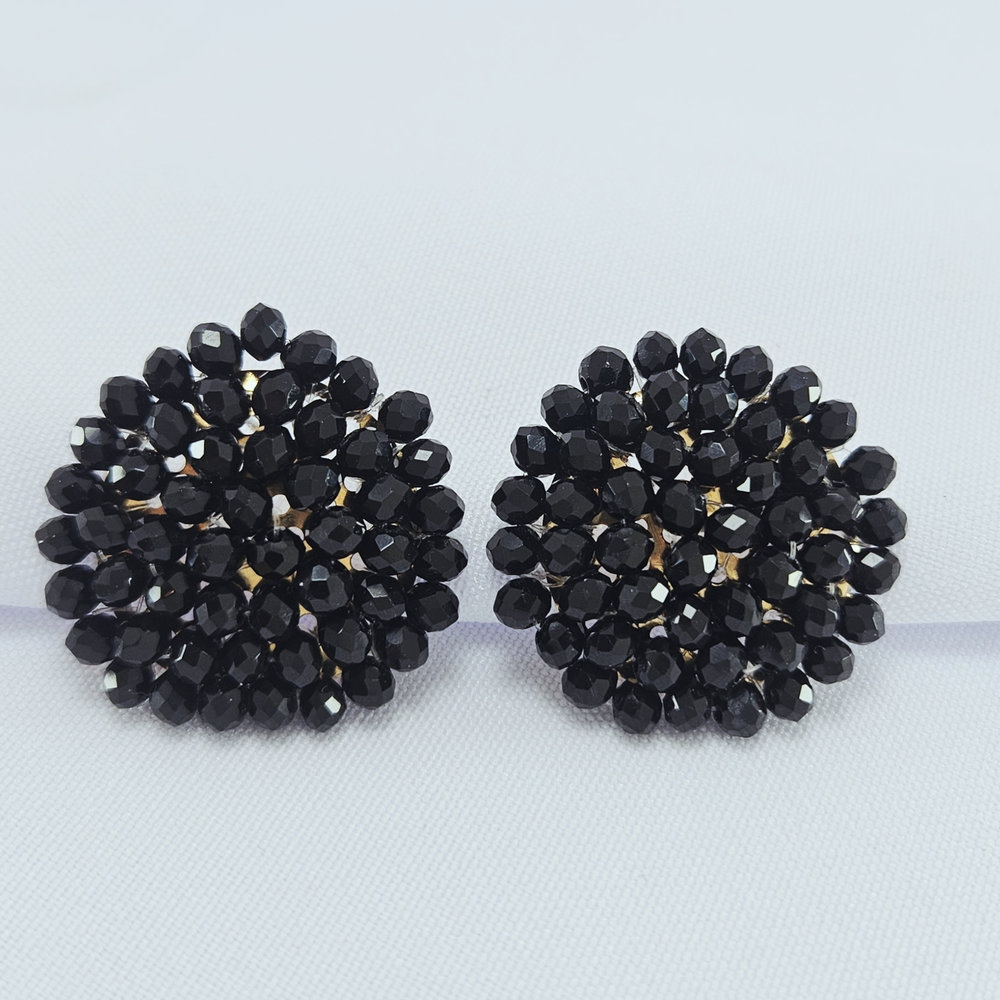 Brinco redondo bolinhas detalhadas - Imagem 4