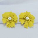 Brinco flor pérola central