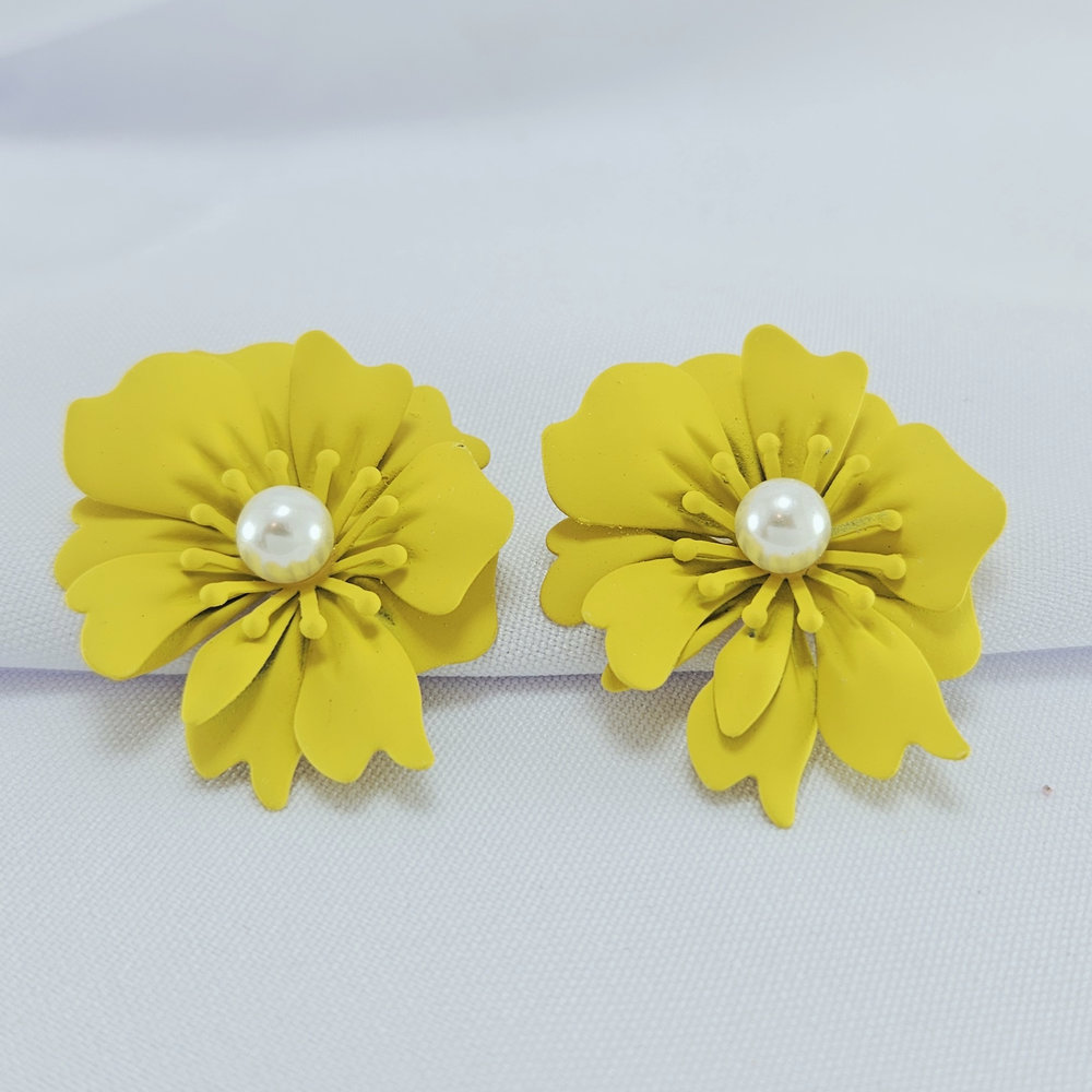 Brinco flor pérola central