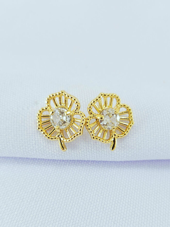 Brinco trevo fios vazados com ponto de luz