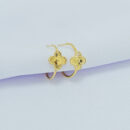 Argola com trevo detalhado dourado