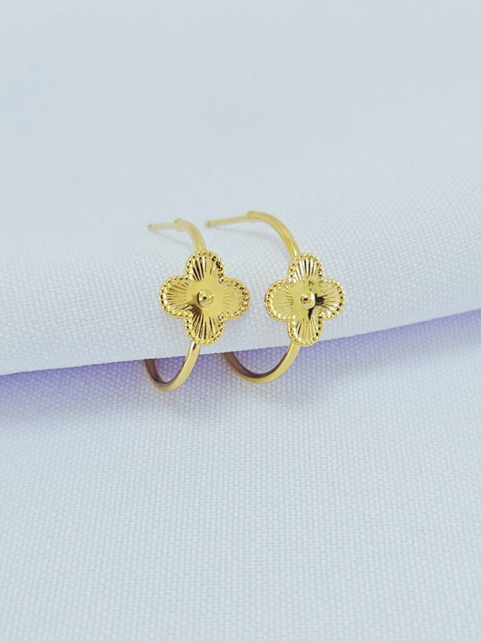 Argola com trevo detalhado dourado