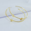 Brinco argola com detalhe flores