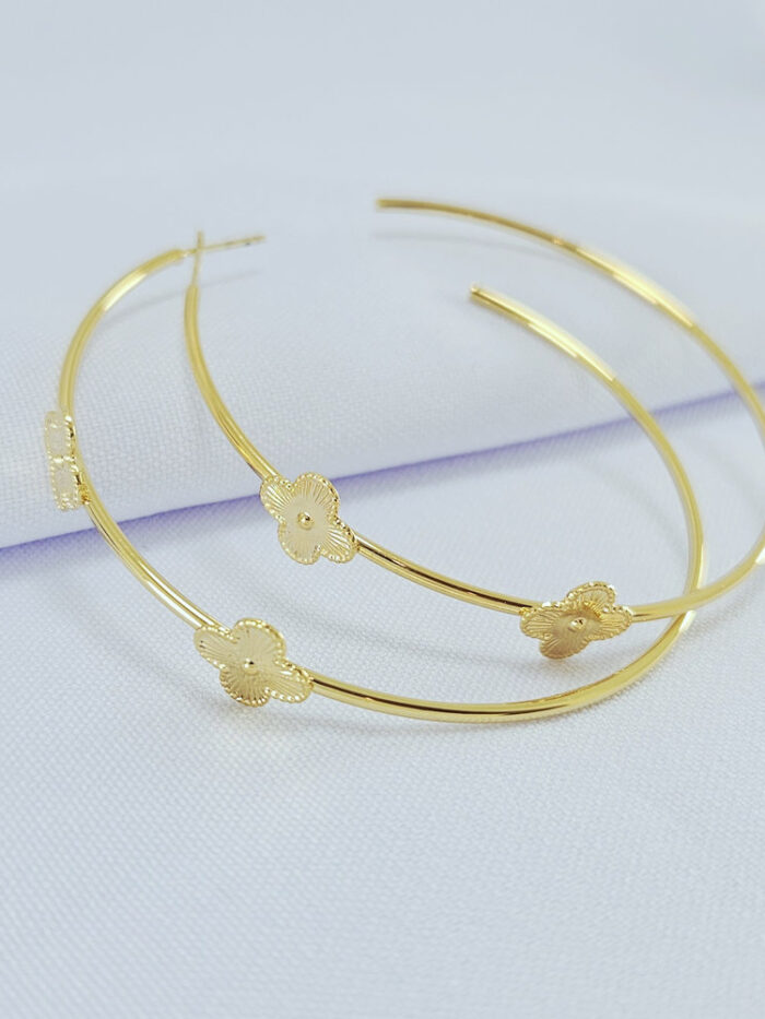Brinco argola com detalhe flores