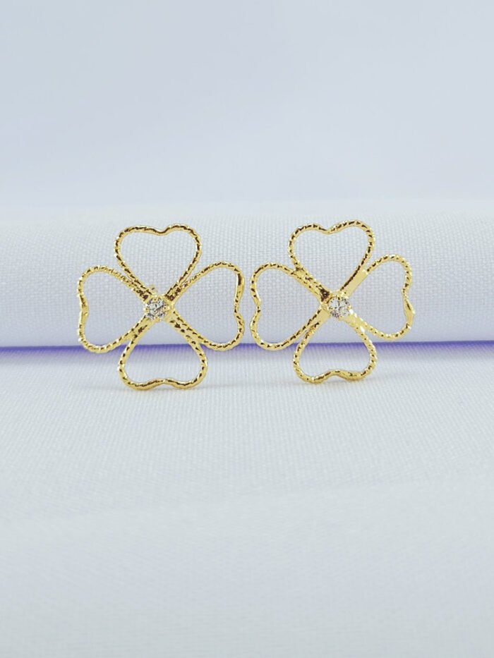 Brinco flor vazada detalhada com ponto de luz central