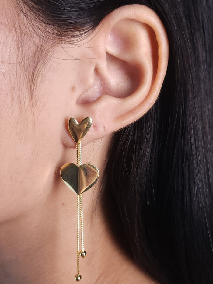 Brinco corações com fios de veneziana