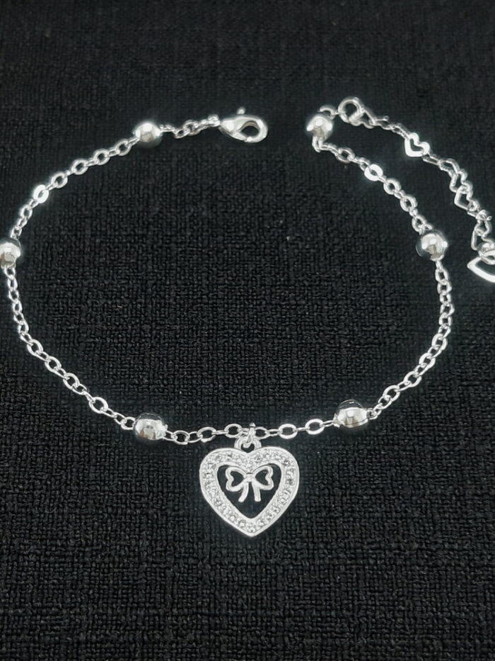 Pulseira bolas lisas com coração e laço central pêndulo