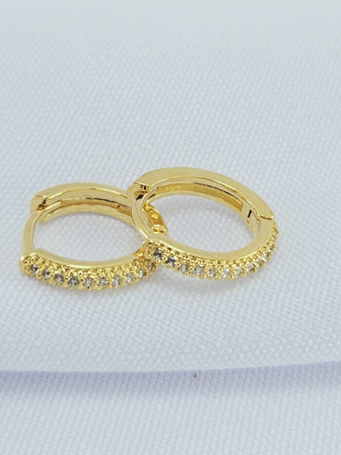 Brinco argola frente cravejado