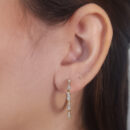 Argola fio em strass e pedras triangulares de zircônia