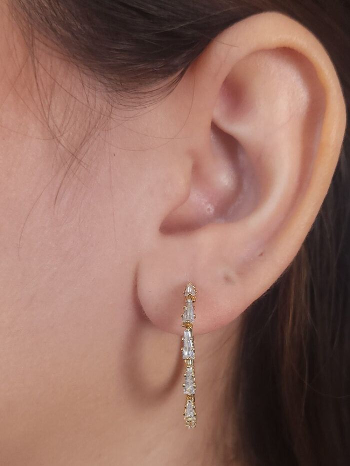 Argola fio em strass e pedras triangulares de zircônia