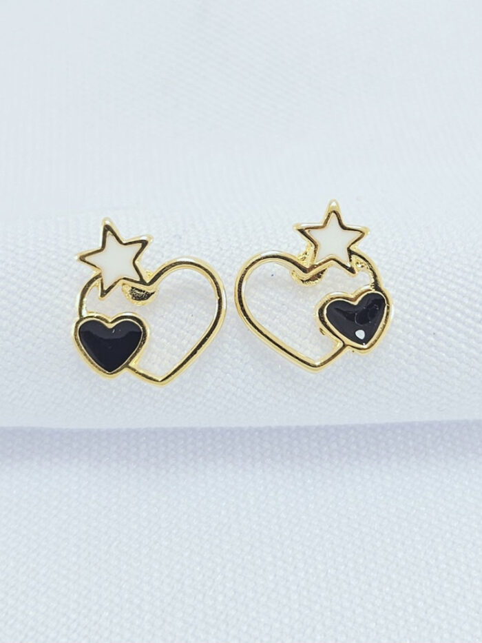 Brinco coração vazado detalhe estrela e coração