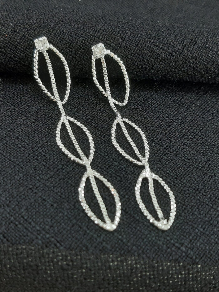 Brinco oval fio trançado pêndulo com ponto de luz