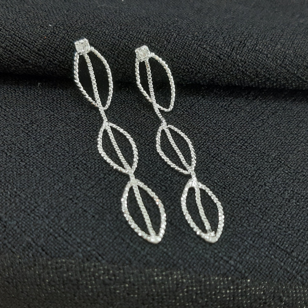 Brinco oval fio trançado pêndulo com ponto de luz