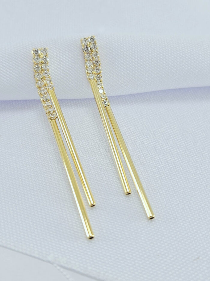 Brinco dois fios detalhe cravejado e caninho