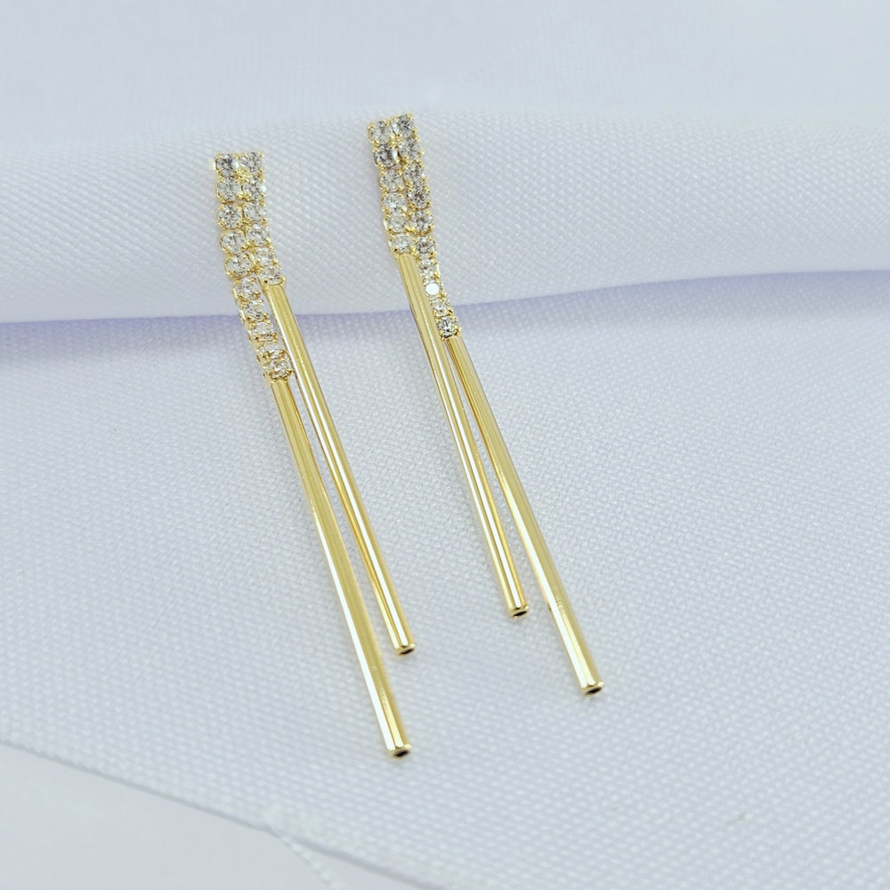 Brinco dois fios detalhe cravejado e caninho