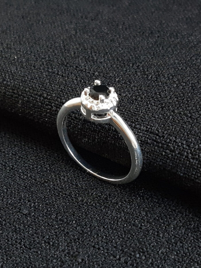 Anel redondo minimalista preto cravejado