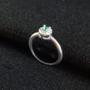 Anel redondo minimalista verde água cravejado