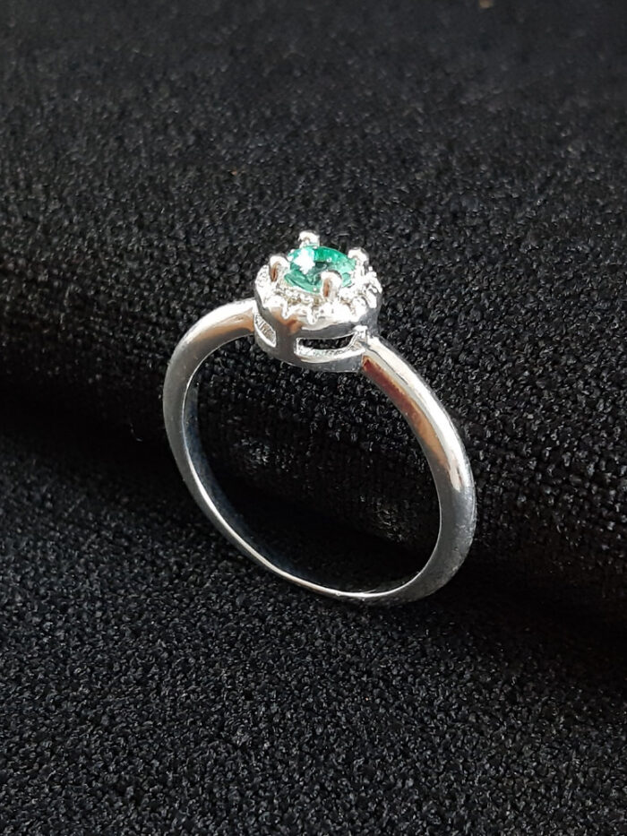 Anel redondo minimalista verde água cravejado