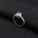 Anel redondo borda cravejado pedra rosa