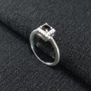 Anel quadrado minimalista preto cravejado