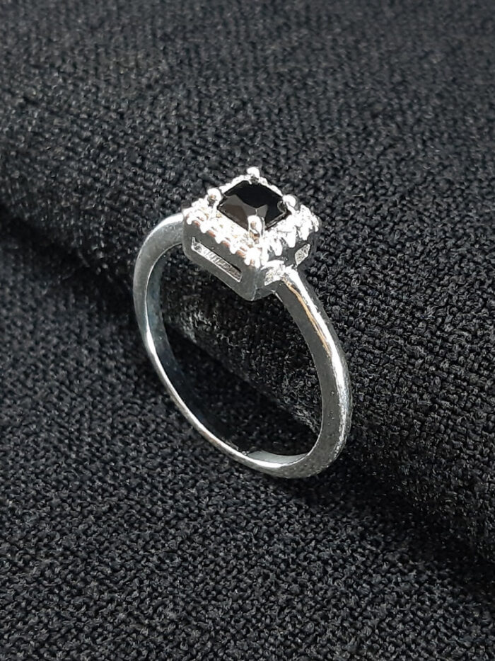 Anel quadrado minimalista preto cravejado