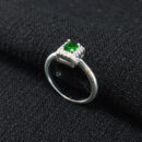 Anel quadrado minimalista verde cravejado