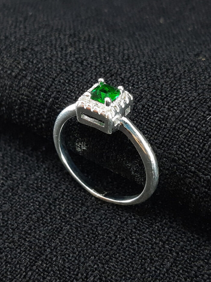 Anel quadrado minimalista verde cravejado